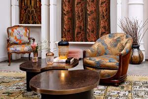 Showroom élégant avec fauteuils recouverts de soieries Prelle et rideaux assortis
