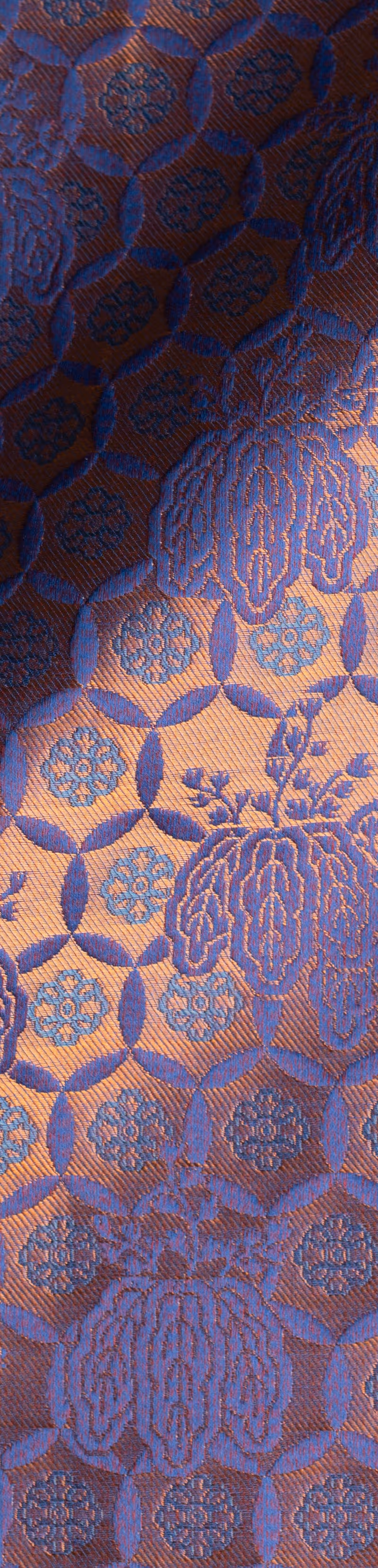 Soierie aux motifs hexagonaux bleu et cuivre, reflets changeants